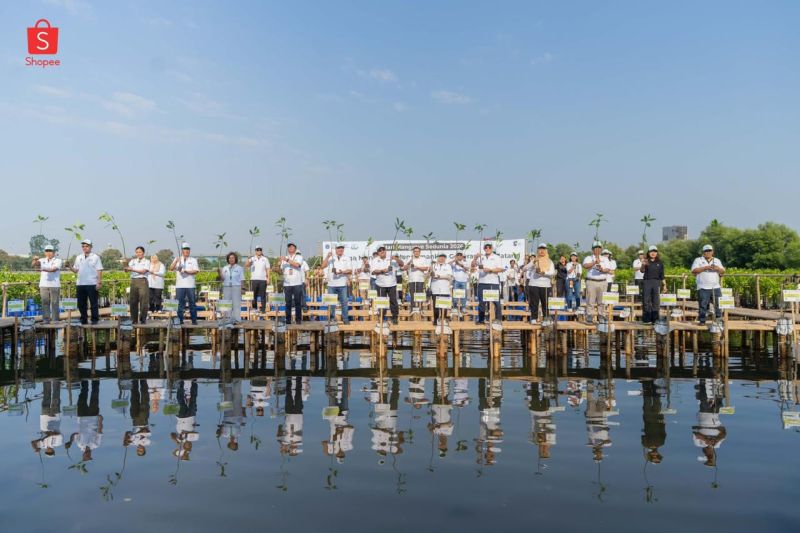 Pemerintah Provinsi DKI Jakarta menggelar kegiatan penanaman sekitar dua ribu bibit mangrove di pesisir utara Jakarta pada peringatan Hari Mangrove Sedunia 2026. Sumber foto: Antara Pemerintah Provinsi DKI Jakarta menggelar kegiatan penanaman sekitar dua ribu bibit mangrove di pesisir utara Jakarta pada peringatan Hari Mangrove Sedunia 2026. Sumber foto: Antara