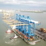 PT Pelindo Marine Service (Pelindo Marine) mengawal kedatangan alat-alat baru pelabuhan di Tanjung Perak, Surabaya. Sumber foto: Antara
