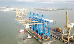 PT Pelindo Marine Service (Pelindo Marine) mengawal kedatangan alat-alat baru pelabuhan di Tanjung Perak, Surabaya. Sumber foto: Antara