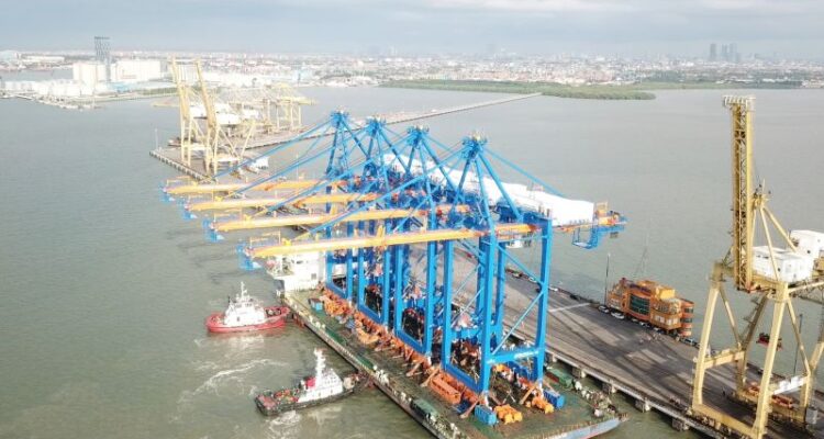 PT Pelindo Marine Service (Pelindo Marine) mengawal kedatangan alat-alat baru pelabuhan di Tanjung Perak, Surabaya. Sumber foto: Antara