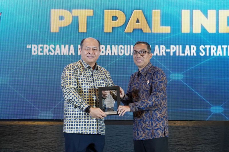 Direktur Utama PT PAL Indonesia Kaharuddin Djenod bertemu Kementerian Pendidikan Tinggi, Sains, dan Teknologi (Kemendiktisaintek) untuk mengembangkan riset dan teknologi industri galangan kapal dalam negeri. Sumber foto: Antara