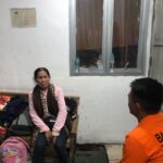 Tim SAR saat melakukan pendekatan terhadap Ibu korban untuk mengumpulkan informasi mengenai titik terakhir sebelum korban dinyatakan hilang. Foto Antara