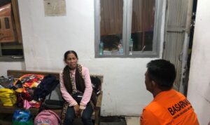 Tim SAR saat melakukan pendekatan terhadap Ibu korban untuk mengumpulkan informasi mengenai titik terakhir sebelum korban dinyatakan hilang. Foto Antara