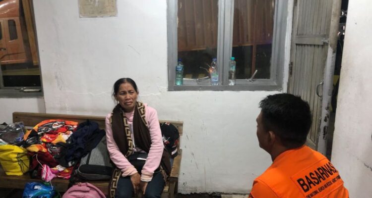 Tim SAR saat melakukan pendekatan terhadap Ibu korban untuk mengumpulkan informasi mengenai titik terakhir sebelum korban dinyatakan hilang. Foto Antara