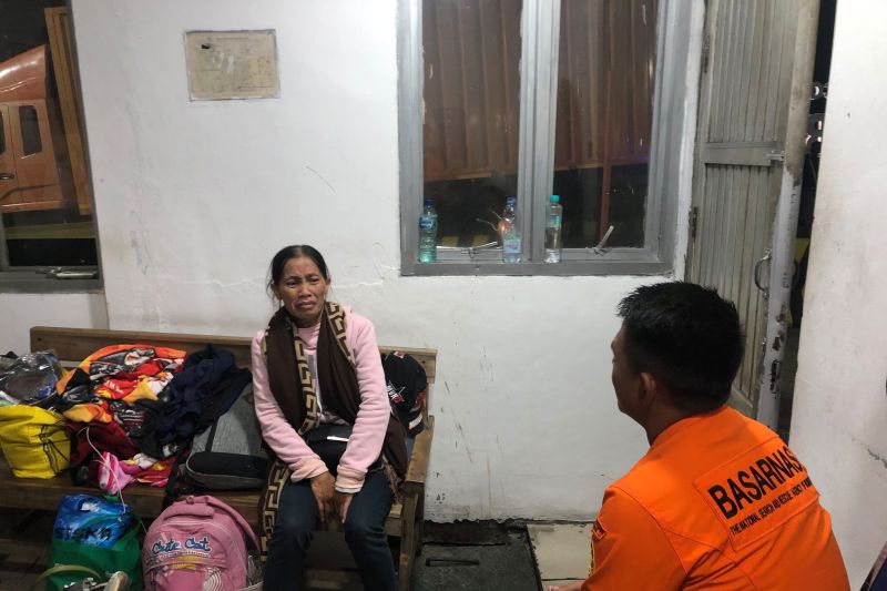 Tim SAR saat melakukan pendekatan terhadap Ibu korban untuk mengumpulkan informasi mengenai titik terakhir sebelum korban dinyatakan hilang. Foto Antara