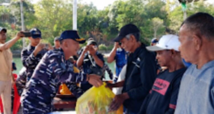 TNI AL melakukan aksi sosial di Tual, Maluku. Foto Antara