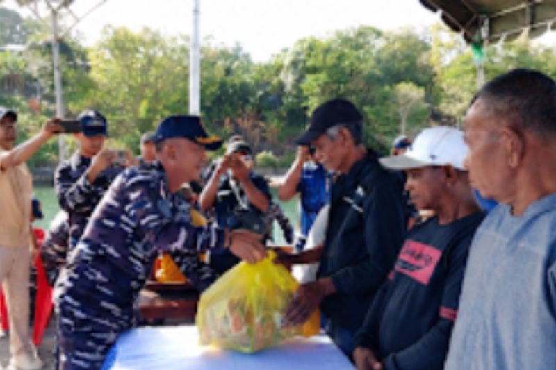 TNI AL melakukan aksi sosial di Tual, Maluku. Foto Antara