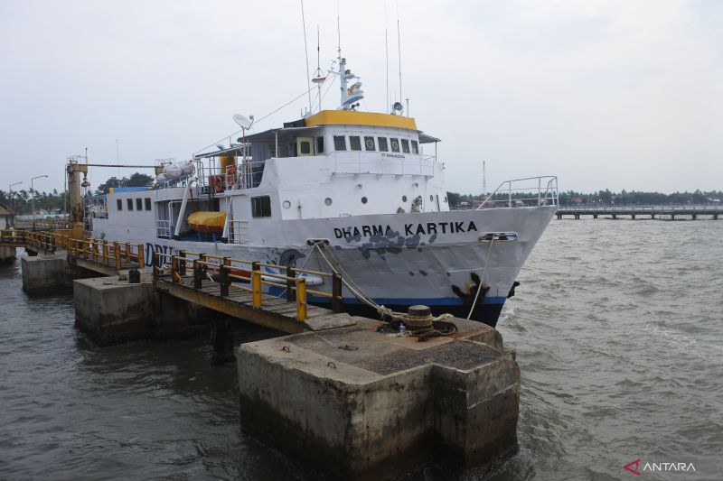 Kapal Motor Penumpang Dharma Kartika bersandar tidak bisa berlayar di dermaga Pelabuhan Jangkar akibat cuaca buruk di Situbondo, Jawa Timur, Senin (2/1/2023). Sumber foto: Antara Kapal Motor Penumpang Dharma Kartika bersandar tidak bisa berlayar di dermaga Pelabuhan Jangkar akibat cuaca buruk di Situbondo, Jawa Timur, Senin (2/1/2023). Sumber foto: Antara