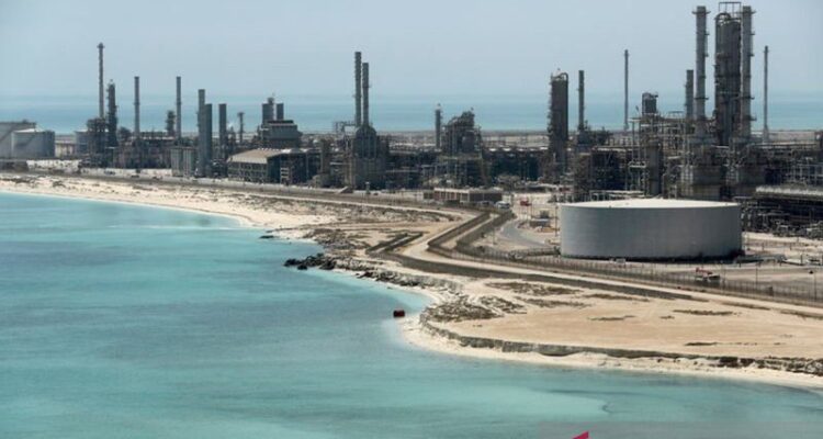 Ilustrasi - Kilang dan terminal minyak di Arab Saudi. Sumber foto: Antara