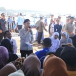 Wakil Presiden Gibran Rakabuming Raka didampingi Gubernur Jatim Khofifah Indar Parawansa dan Bupati Ipuk Fiestiandani saat berdialog dengan nelayan di Kecamatan Muncar, Banyuwangi, jawa Timur. Jumat (10/7/2026). Foto Antara