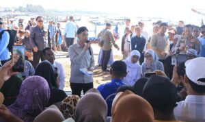 Wakil Presiden Gibran Rakabuming Raka didampingi Gubernur Jatim Khofifah Indar Parawansa dan Bupati Ipuk Fiestiandani saat berdialog dengan nelayan di Kecamatan Muncar, Banyuwangi, jawa Timur. Jumat (10/7/2026). Foto Antara Wakil Presiden Gibran Rakabuming Raka didampingi Gubernur Jatim Khofifah Indar Parawansa dan Bupati Ipuk Fiestiandani saat berdialog dengan nelayan di Kecamatan Muncar, Banyuwangi, jawa Timur. Jumat (10/7/2026). Foto Antara