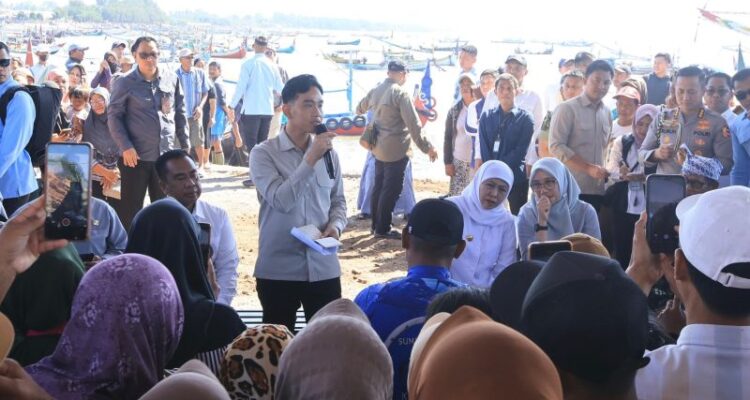 Wakil Presiden Gibran Rakabuming Raka didampingi Gubernur Jatim Khofifah Indar Parawansa dan Bupati Ipuk Fiestiandani saat berdialog dengan nelayan di Kecamatan Muncar, Banyuwangi, jawa Timur. Jumat (10/7/2026). Foto Antara
