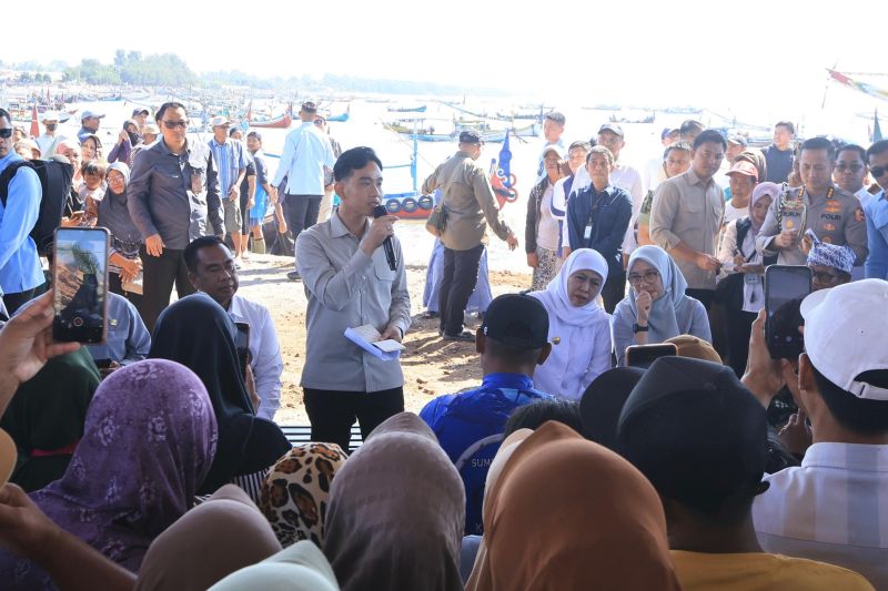 Wakil Presiden Gibran Rakabuming Raka didampingi Gubernur Jatim Khofifah Indar Parawansa dan Bupati Ipuk Fiestiandani saat berdialog dengan nelayan di Kecamatan Muncar, Banyuwangi, jawa Timur. Jumat (10/7/2026). Foto Antara