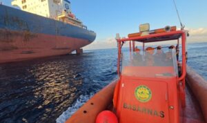 Tim SAR evakuasi jenazah ABK kapal MV Shandong De Yu di Selat Badung, Denpasar, Selasa (14/7/2026). Sumber foto: Antara