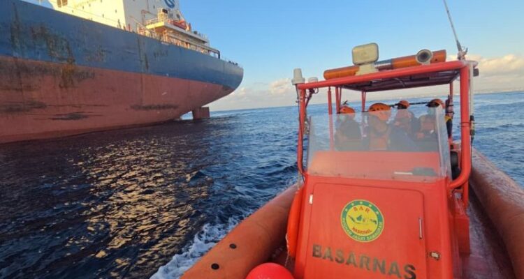 Tim SAR evakuasi jenazah ABK kapal MV Shandong De Yu di Selat Badung, Denpasar, Selasa (14/7/2026). Sumber foto: Antara