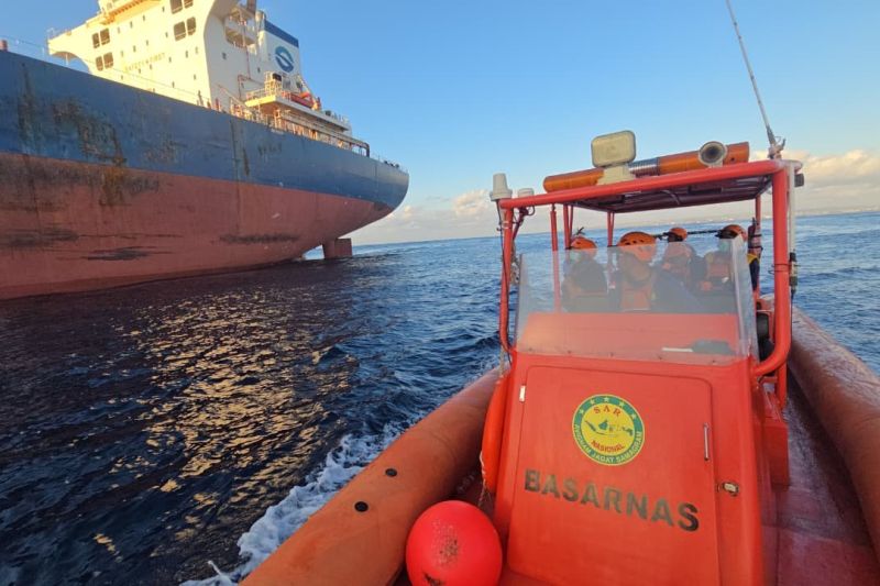 Tim SAR evakuasi jenazah ABK kapal MV Shandong De Yu di Selat Badung, Denpasar, Selasa (14/7/2026). Sumber foto: Antara Tim SAR evakuasi jenazah ABK kapal MV Shandong De Yu di Selat Badung, Denpasar, Selasa (14/7/2026). Sumber foto: Antara