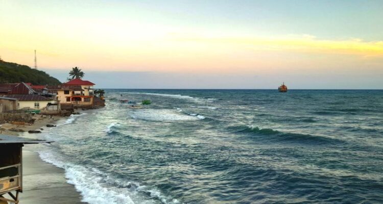 Kondisi cuaca di kawasan Teluk Tomini, pesisir selatan Provinsi Gorontalo, Jumat (24/07/2026). Sumber foto: Antara