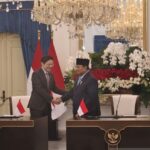 President Prabowo Subianto and Singapore Prime Minister Lawrence Wong shake hands during the joint press conference after the annual leader's retreat at the Merdeka Palace in Jakarta on Monday (July 6, 2026). Antara Photo