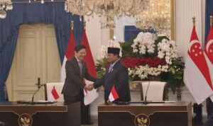 President Prabowo Subianto and Singapore Prime Minister Lawrence Wong shake hands during the joint press conference after the annual leader's retreat at the Merdeka Palace in Jakarta on Monday (July 6, 2026). Antara Photo
