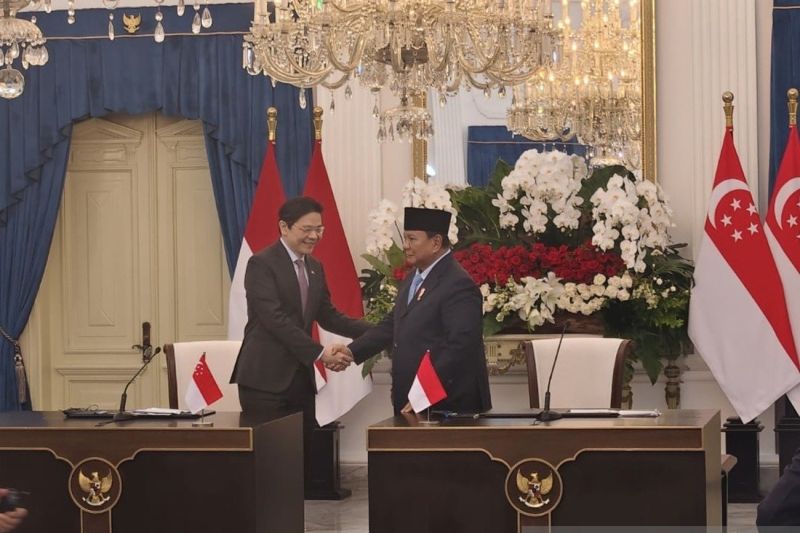 President Prabowo Subianto and Singapore Prime Minister Lawrence Wong shake hands during the joint press conference after the annual leader's retreat at the Merdeka Palace in Jakarta on Monday (July 6, 2026). Antara Photo
