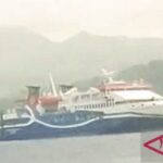 KM. Bahtera Nusantara 02 yang mengalami kerusakan mesin sejak Desember 2025 kini berlabuh di Teluk Ambon sambil menunggu kedatangan mesin baru untuk diperbaiki dan diharapkan pertengahan Agustus 2026 sudah dioperasikan. Sumber foto: Antara