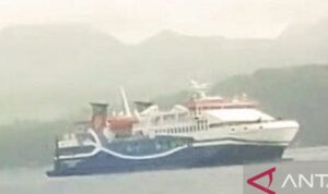 KM. Bahtera Nusantara 02 yang mengalami kerusakan mesin sejak Desember 2025 kini berlabuh di Teluk Ambon sambil menunggu kedatangan mesin baru untuk diperbaiki dan diharapkan pertengahan Agustus 2026 sudah dioperasikan. Sumber foto: Antara KM. Bahtera Nusantara 02 yang mengalami kerusakan mesin sejak Desember 2025 kini berlabuh di Teluk Ambon sambil menunggu kedatangan mesin baru untuk diperbaiki dan diharapkan pertengahan Agustus 2026 sudah dioperasikan. Sumber foto: Antara