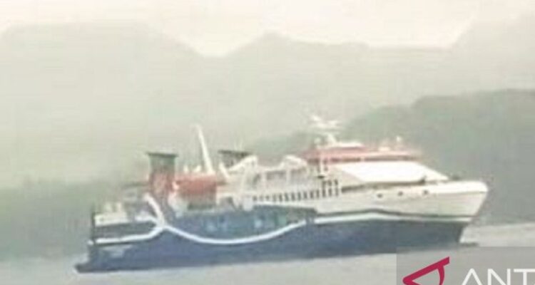 KM. Bahtera Nusantara 02 yang mengalami kerusakan mesin sejak Desember 2025 kini berlabuh di Teluk Ambon sambil menunggu kedatangan mesin baru untuk diperbaiki dan diharapkan pertengahan Agustus 2026 sudah dioperasikan. Sumber foto: Antara