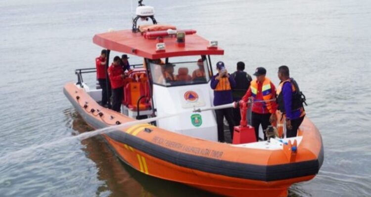 Tim BPBD Kabupaten Kutim saat mencoba boat pemadam di Sangkulirang, Kamis (2/7/2026). Foto Antara