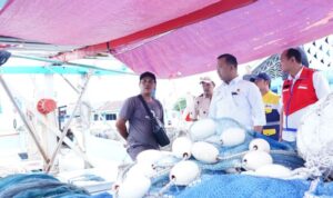 Anggota Komite BPH Migas, Fathul Nugroho (tengah) saat memantau pendistribusian BBM bersubsidi kepada nelayan di Kabupaten Bangka. Sumber Foto: Antara