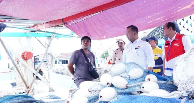 Anggota Komite BPH Migas, Fathul Nugroho (tengah) saat memantau pendistribusian BBM bersubsidi kepada nelayan di Kabupaten Bangka. Sumber Foto: Antara