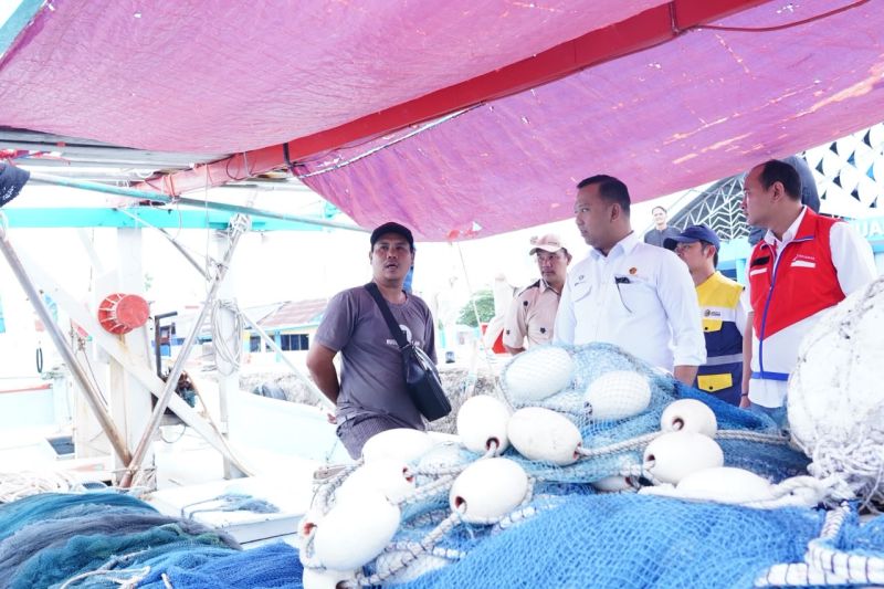 Anggota Komite BPH Migas, Fathul Nugroho (tengah) saat memantau pendistribusian BBM bersubsidi kepada nelayan di Kabupaten Bangka. Sumber Foto: Antara