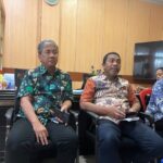 Plt GM ASDP Ambon bersama (tengah) bersama Departemen Head Bisnis dan Pelayanan PT ASDP Indonesia Ferry Cabang Ambon (kiri) dan Humas (kanan), di Ambon. Foto Antara