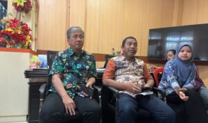 Plt GM ASDP Ambon bersama (tengah) bersama Departemen Head Bisnis dan Pelayanan PT ASDP Indonesia Ferry Cabang Ambon (kiri) dan Humas (kanan), di Ambon. Foto Antara Plt GM ASDP Ambon bersama (tengah) bersama Departemen Head Bisnis dan Pelayanan PT ASDP Indonesia Ferry Cabang Ambon (kiri) dan Humas (kanan), di Ambon. Foto Antara