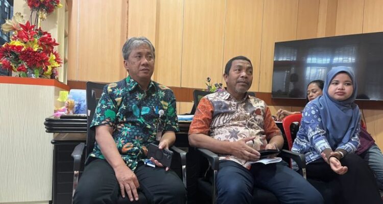 Plt GM ASDP Ambon bersama (tengah) bersama Departemen Head Bisnis dan Pelayanan PT ASDP Indonesia Ferry Cabang Ambon (kiri) dan Humas (kanan), di Ambon. Foto Antara