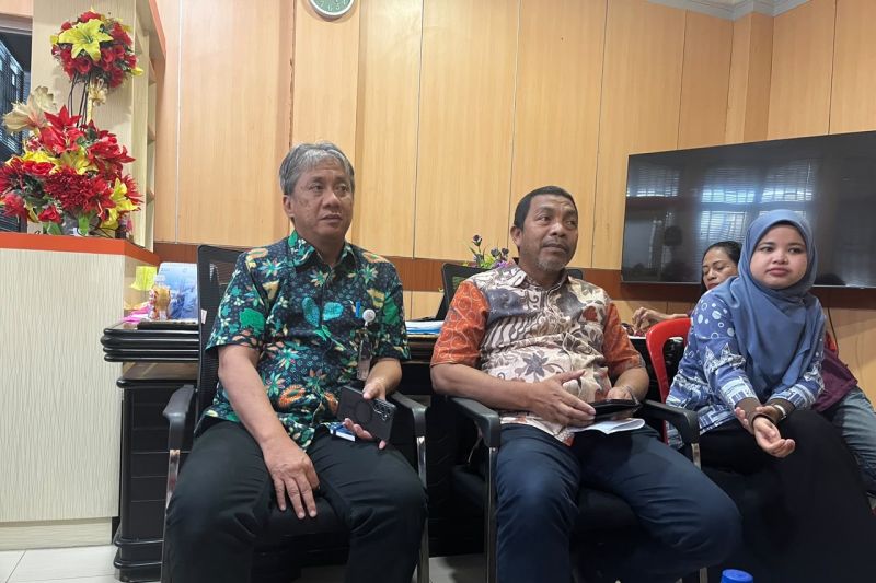 Plt GM ASDP Ambon bersama (tengah) bersama Departemen Head Bisnis dan Pelayanan PT ASDP Indonesia Ferry Cabang Ambon (kiri) dan Humas (kanan), di Ambon. Foto Antara Plt GM ASDP Ambon bersama (tengah) bersama Departemen Head Bisnis dan Pelayanan PT ASDP Indonesia Ferry Cabang Ambon (kiri) dan Humas (kanan), di Ambon. Foto Antara