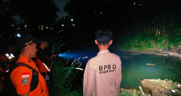 Tim Basarnas melakukan penyisiran di aliran Sungai Ciliwung mencari anak yang tenggelam saat berenang pada Kamis (30/7/2026) sore. Sumber foto: Antara