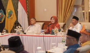 Sekretaris Daerah (Sekda) Kepri Misni (tengah) memimpin rapat persiapan lelang pembangunan Museum dan Monumen Bahasa Nasional di Pulau Penyengat di Gedung Daerah, Kota Tanjungpinang, Selasa (30/6/2026). Foto Antara