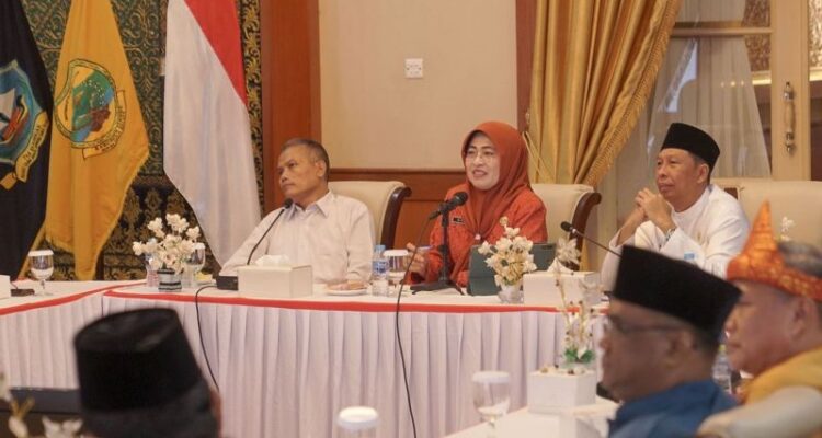 Sekretaris Daerah (Sekda) Kepri Misni (tengah) memimpin rapat persiapan lelang pembangunan Museum dan Monumen Bahasa Nasional di Pulau Penyengat di Gedung Daerah, Kota Tanjungpinang, Selasa (30/6/2026). Foto Antara