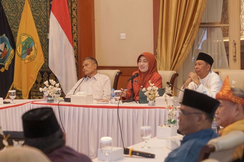 Sekretaris Daerah (Sekda) Kepri Misni (tengah) memimpin rapat persiapan lelang pembangunan Museum dan Monumen Bahasa Nasional di Pulau Penyengat di Gedung Daerah, Kota Tanjungpinang, Selasa (30/6/2026). Foto Antara