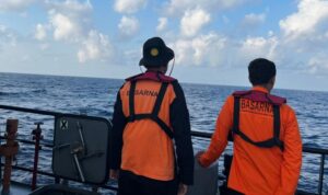 Officers involved in the joint SAR operation for the missing passengers of the sinking of KM Nurul Salsa in South Sulawesi waters, Thursday (July 16, 2026). Source of Photo: Antara News Agency