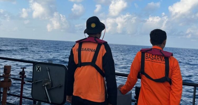 Officers involved in the joint SAR operation for the missing passengers of the sinking of KM Nurul Salsa in South Sulawesi waters, Thursday (July 16, 2026). Source of Photo: Antara News Agency