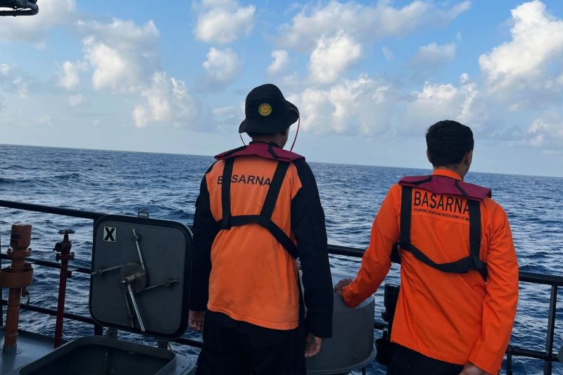 Officers involved in the joint SAR operation for the missing passengers of the sinking of KM Nurul Salsa in South Sulawesi waters, Thursday (July 16, 2026). Source of Photo: Antara News Agency