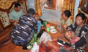 Personil TNI AL yang tergabung dalam SAR Gabungan memeriksa kondisi dua korban KM Nurul Salsa yang dinyatakan selamat saat berada di rumah warga usai dievakuasi dari Pulau Balaloho, Kabupaten Pangkajene Kepulauan (Pangkep), Sulawesi Selatan, Minggu (19/7/2026). Sumber foto: Antara Personil TNI AL yang tergabung dalam SAR Gabungan memeriksa kondisi dua korban KM Nurul Salsa yang dinyatakan selamat saat berada di rumah warga usai dievakuasi dari Pulau Balaloho, Kabupaten Pangkajene Kepulauan (Pangkep), Sulawesi Selatan, Minggu (19/7/2026). Sumber foto: Antara