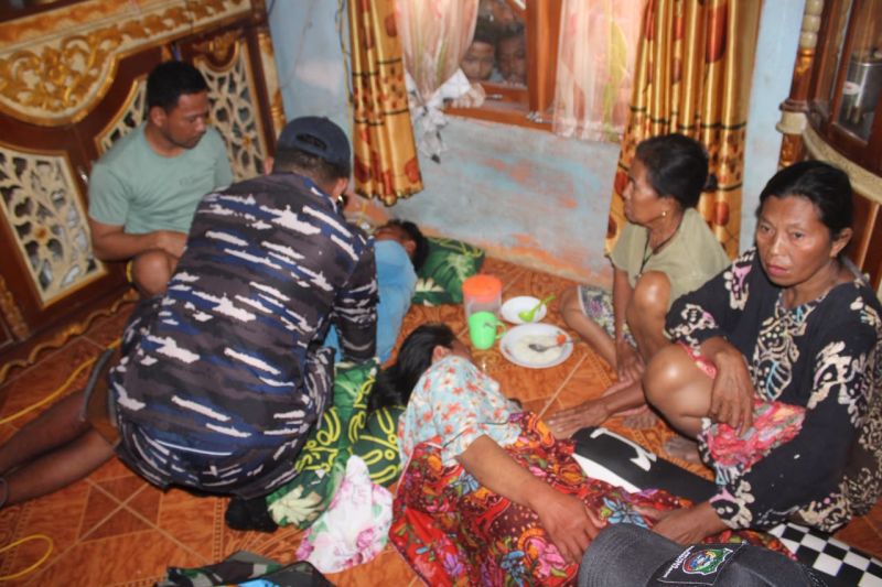 Personil TNI AL yang tergabung dalam SAR Gabungan memeriksa kondisi dua korban KM Nurul Salsa yang dinyatakan selamat saat berada di rumah warga usai dievakuasi dari Pulau Balaloho, Kabupaten Pangkajene Kepulauan (Pangkep), Sulawesi Selatan, Minggu (19/7/2026). Sumber foto: Antara Personil TNI AL yang tergabung dalam SAR Gabungan memeriksa kondisi dua korban KM Nurul Salsa yang dinyatakan selamat saat berada di rumah warga usai dievakuasi dari Pulau Balaloho, Kabupaten Pangkajene Kepulauan (Pangkep), Sulawesi Selatan, Minggu (19/7/2026). Sumber foto: Antara