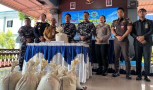 Konferensi pers penyerahan barang bukti pasir timah yang diduga akan diselundupkan ke Malaysia dan berhasil digagalkan oleh Kodaeral IV di Karimun, Kepri, Selasa (21/7/2026). Sumber foto: Antara Konferensi pers penyerahan barang bukti pasir timah yang diduga akan diselundupkan ke Malaysia dan berhasil digagalkan oleh Kodaeral IV di Karimun, Kepri, Selasa (21/7/2026). Sumber foto: Antara
