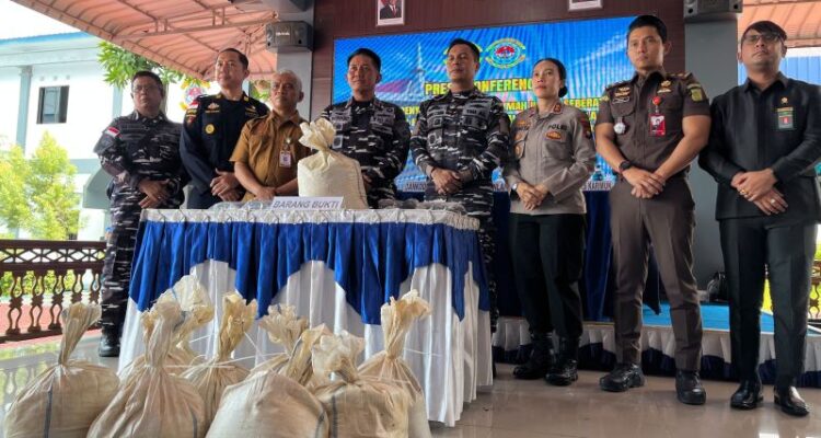 Konferensi pers penyerahan barang bukti pasir timah yang diduga akan diselundupkan ke Malaysia dan berhasil digagalkan oleh Kodaeral IV di Karimun, Kepri, Selasa (21/7/2026). Sumber foto: Antara