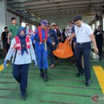 Petugas mengevakuasi jenazah ABK berinisial AH yang ditemukan tewas tergantung di dalam kapal, Lombok Barat, NTB, Selasa (30/6/2026). Foto Antara