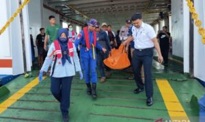 Petugas mengevakuasi jenazah ABK berinisial AH yang ditemukan tewas tergantung di dalam kapal, Lombok Barat, NTB, Selasa (30/6/2026). Foto Antara Petugas mengevakuasi jenazah ABK berinisial AH yang ditemukan tewas tergantung di dalam kapal, Lombok Barat, NTB, Selasa (30/6/2026). Foto Antara