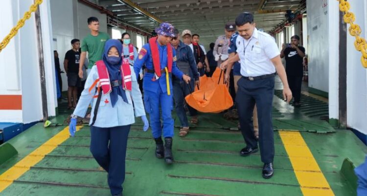 Petugas mengevakuasi jenazah ABK berinisial AH yang ditemukan tewas tergantung di dalam kapal, Lombok Barat, NTB, Selasa (30/6/2026). Foto Antara