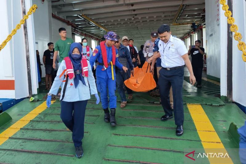 Petugas mengevakuasi jenazah ABK berinisial AH yang ditemukan tewas tergantung di dalam kapal, Lombok Barat, NTB, Selasa (30/6/2026). Foto Antara